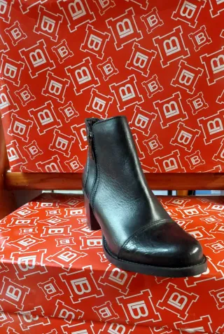 Stivaletto donna basso in pelle nero tacco comodo