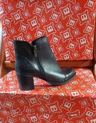 Stivaletto donna basso in pelle nero tacco comodo