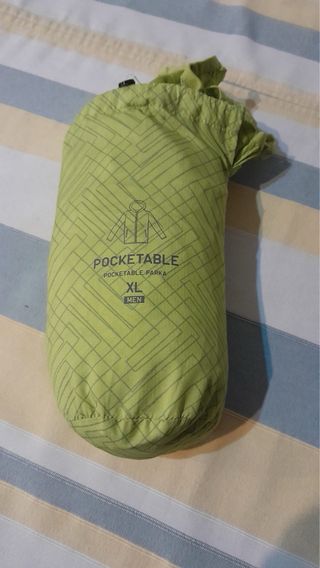 Chubasquero verde con estampado geométrico