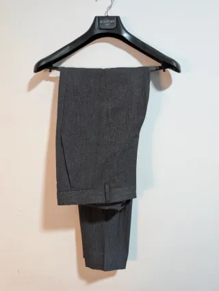 Conjunto de traje gris para hombre.
