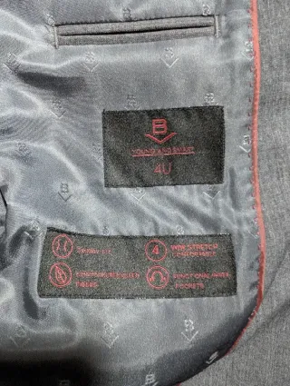 Conjunto de traje gris para hombre.