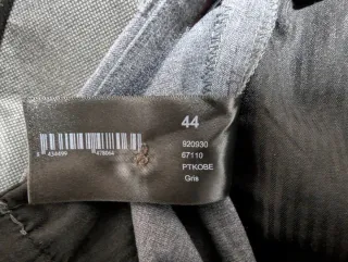 Conjunto de traje gris para hombre.