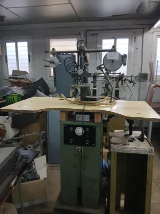 Máquina de timbrar hidráulica