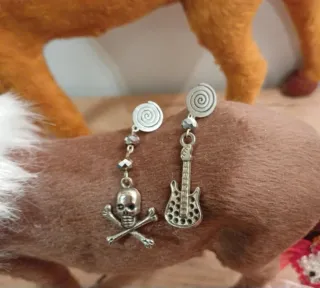 Orecchini teschio e chitarra rock