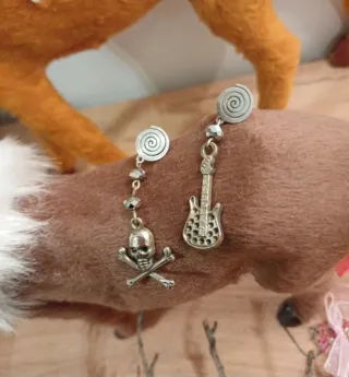 Orecchini teschio e chitarra rock