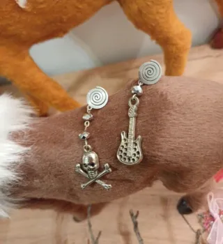 Orecchini teschio e chitarra rock