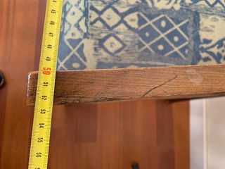 Antiguo sillón de madera con tapicería