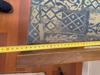 Antiguo sillón de madera con tapicería