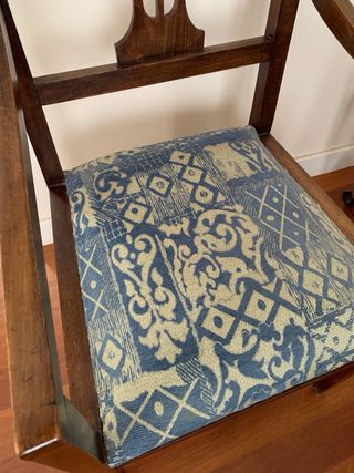 Antiguo sillón de madera con tapicería