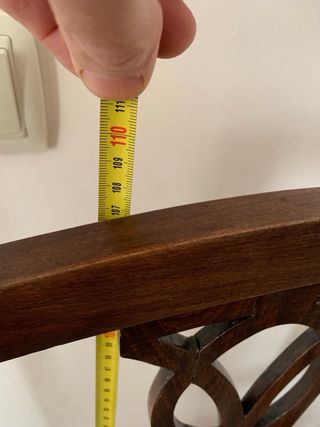 Antiguo sillón de madera con tapicería