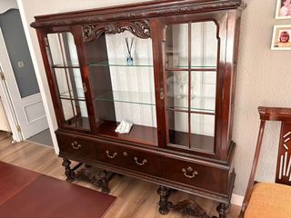 Vitrina antigua de madera y cristal