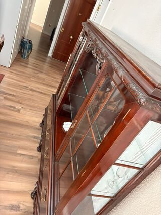 Vitrina antigua de madera y cristal