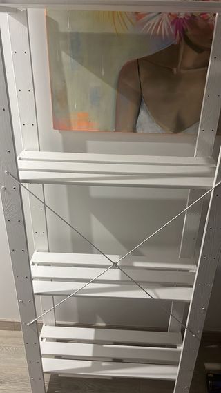 Estantería de madera blanca