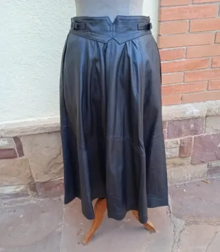 Falda de piel negra