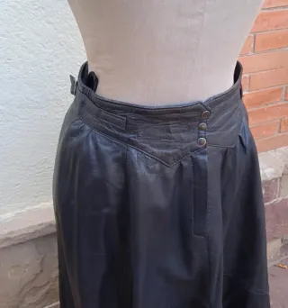 Falda de piel negra
