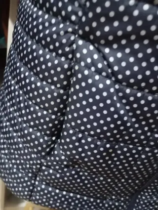 Chaqueta azul con lunares blancos