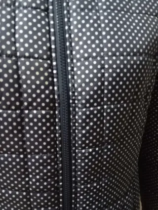 Chaqueta azul con lunares blancos