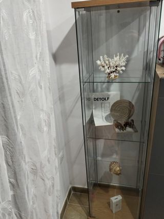 Vitrina de cristal y madera