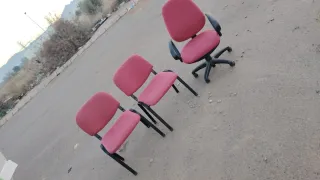 Silla de oficina ergonómica roja y negra