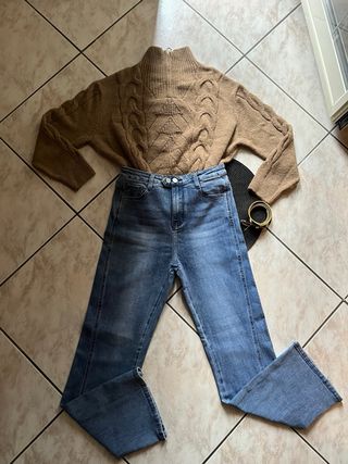 Maglione marrone e jeans blu