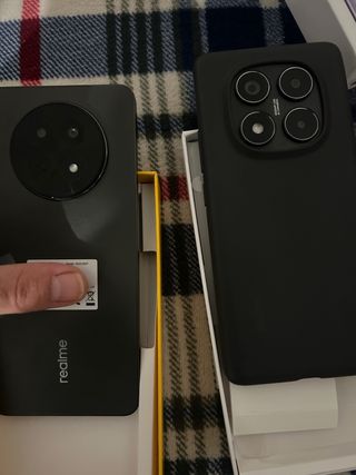 2 telefoni in vendita: realme 12x e xiaomi redmi note 14 pro 5G