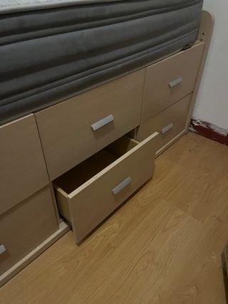 Cama de madera con cajones