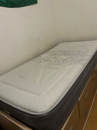 Cama de madera con cajones