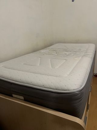 Cama de madera con cajones