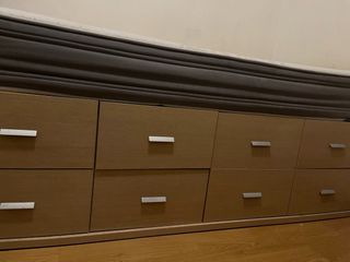 Cama de madera con cajones