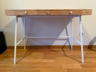 Escritorio de bambú y metal.