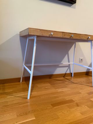 Escritorio de bambú y metal.