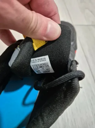 Zapatillas Reebok Negras y Rojas