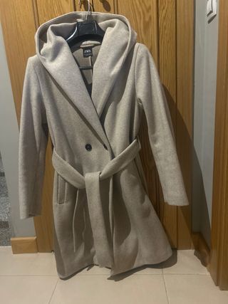 Abrigo Zara con capucha beige talla S