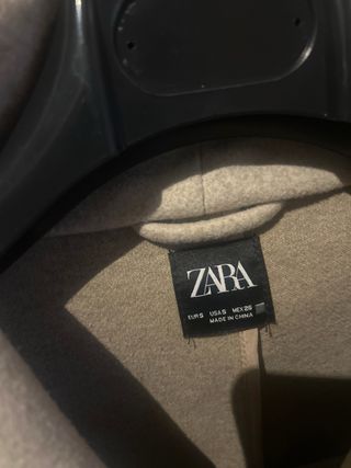 Abrigo Zara con capucha beige talla S
