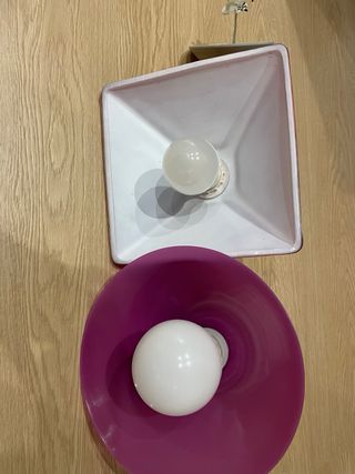 Piccole lampade a sospensione (rosso e viola)