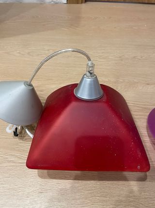 Piccole lampade a sospensione (rosso e viola)