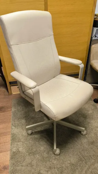 Silla de oficina beige regulable