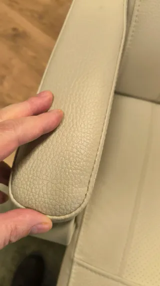 Silla de oficina beige regulable