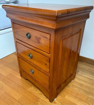 Cómoda pequeña de madera maciza