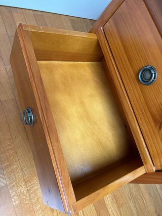 Cómoda pequeña de madera maciza