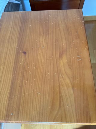 Cómoda pequeña de madera maciza