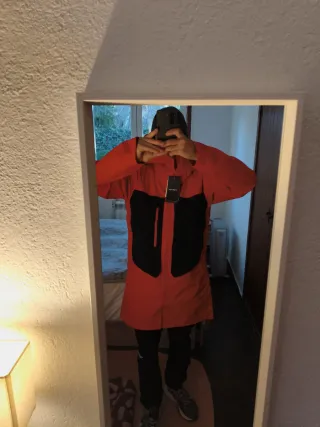 Chaqueta de esquí Salomon roja y negra