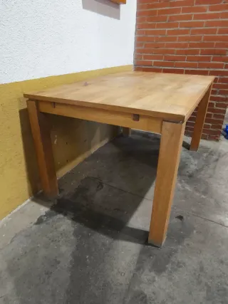 Mesa de comedor de madera rectangular
