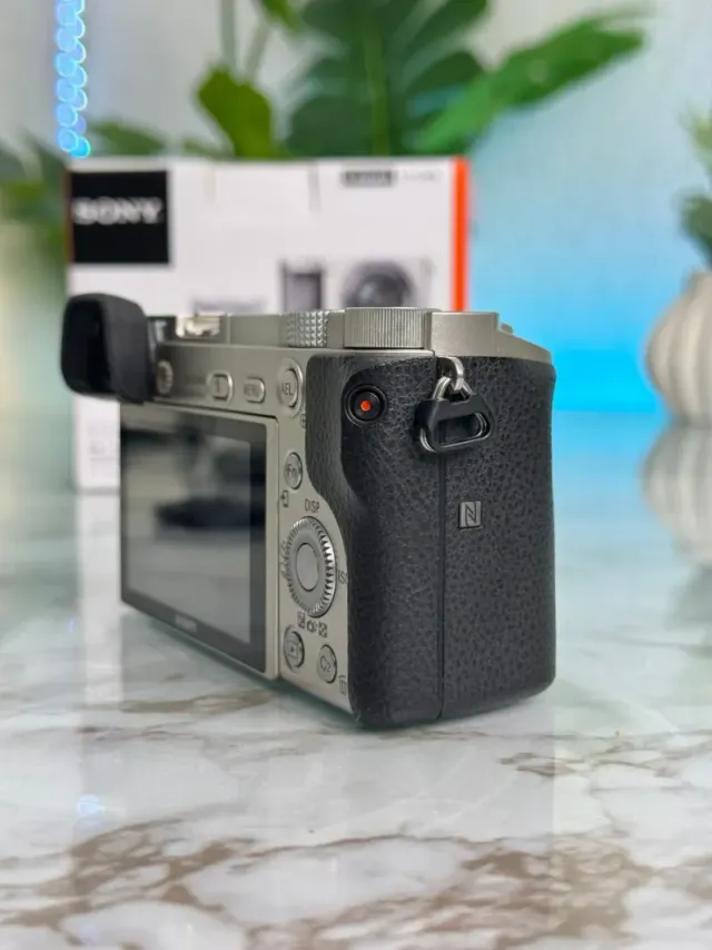 Sony A6000 (1k Scatti)