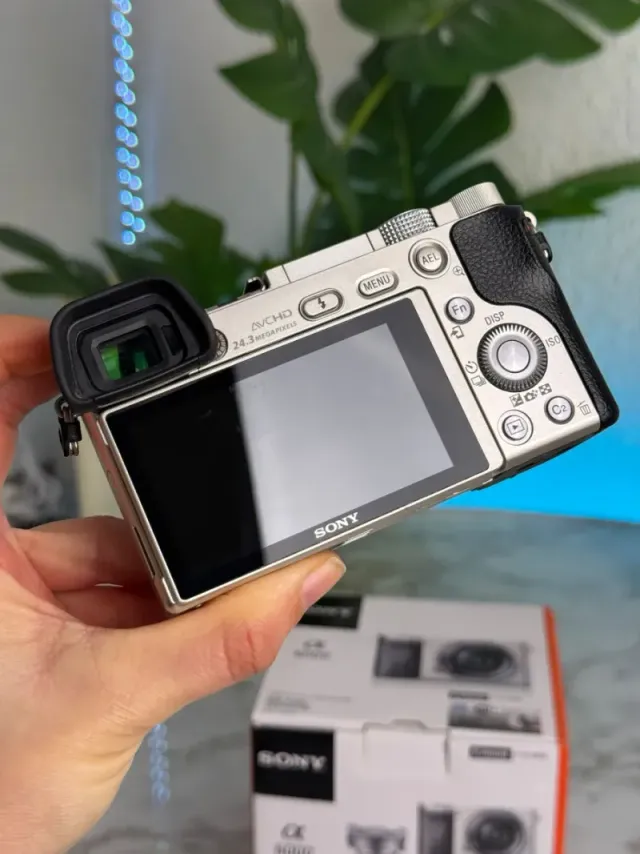 Sony A6000 (1k Scatti)