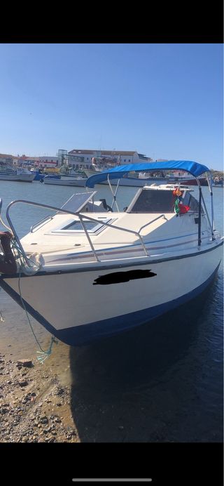 Barca semigabinada de fibra 5,8m