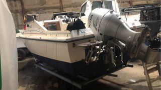 Barca semigabinada de fibra 5,8m