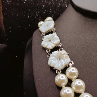 Collana perle due fili e cammeo floreale