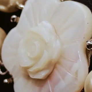 Collana perle due fili e cammeo floreale