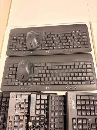 Varios teclados, mouse y adaptadores